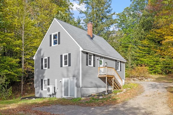 Dog Friendly Getaway| Fire pit + Yard